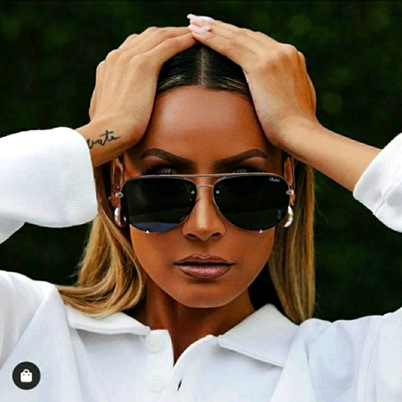 QUAY AUSTRALIA GLD RIMLESS NAVY PNK FD main image 5